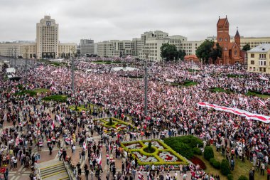 Minsk, Belarus - 23.08.20: Beyaz Rusya Minsk Meydanı 'nda protesto gösterisi. Birçok insan ve yeni Beyaz Rusya bayrakları.
