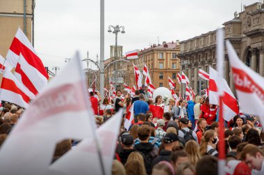 Minsk, Belarus - 23.08.20: Beyaz Rusya Minsk Meydanı 'nda protesto gösterisi. Birçok insan ve yeni Beyaz Rusya bayrakları.