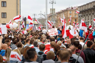 Minsk, Belarus - 23.08.20: Beyaz Rusya Minsk Meydanı 'nda protesto gösterisi. Birçok insan ve yeni Beyaz Rusya bayrakları.