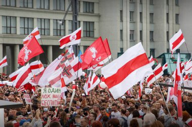 Minsk, Belarus - 23.08.20: Beyaz Rusya Minsk Meydanı 'nda protesto gösterisi. Birçok insan ve yeni Beyaz Rusya bayrakları.