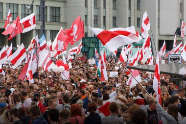 Minsk, Belarus - 23.08.20: Beyaz Rusya Minsk Meydanı 'nda protesto gösterisi. Birçok insan ve yeni Beyaz Rusya bayrakları.
