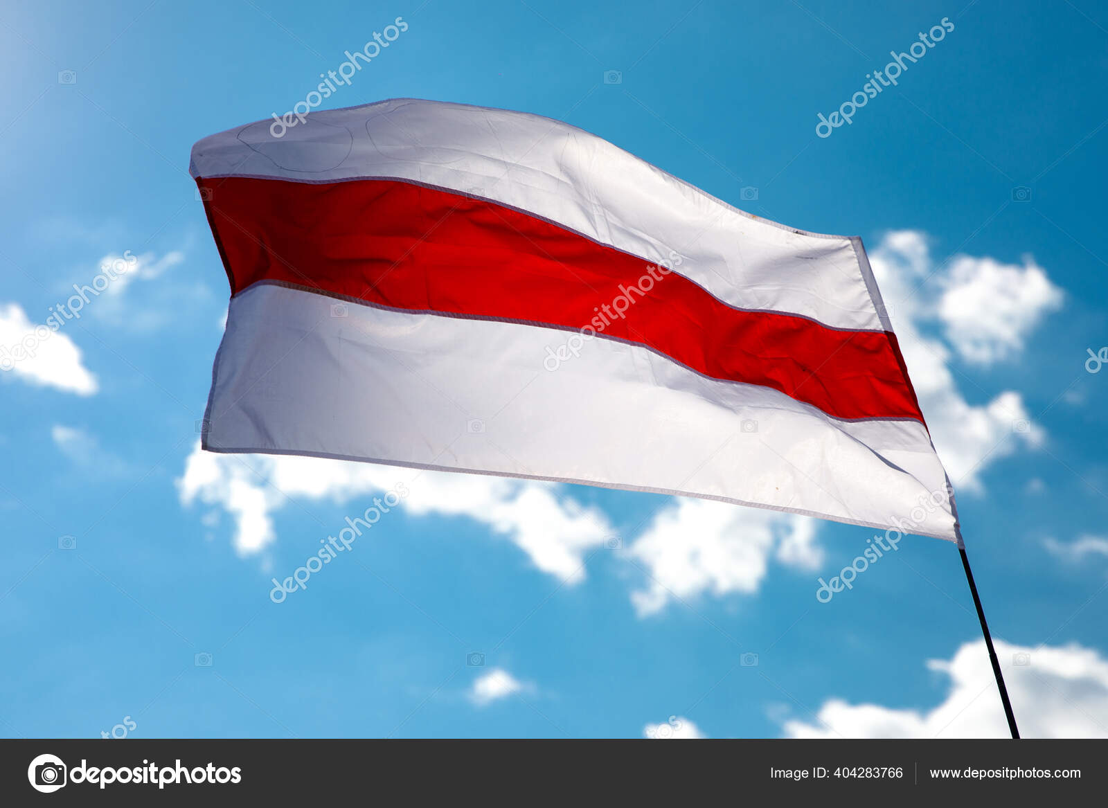 新白俄罗斯的白红白旗抗议和历史性的正宗旗帜 图库照片 C 9parusnikov