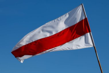Mavi arka planda beyaz-kırmızı-beyaz bayrak. Tarihsel Belarus otantik bayrağı.