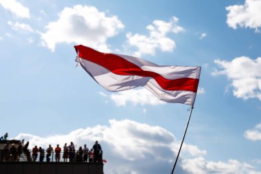 Mavi arka planda beyaz-kırmızı-beyaz bayrak. Tarihsel Belarus otantik bayrağı.