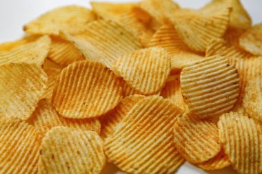 Oluklu Patates cipsi. Yemek arkaplanı. Üst görünüm.