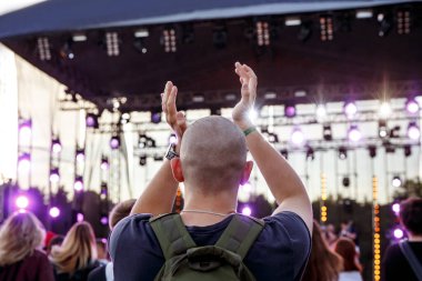 Yaz müzik festivalinde elini kaldıran insanlar..