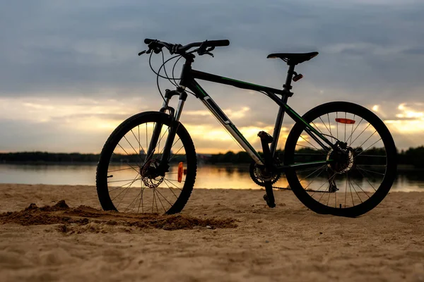 Sylwetka Sportowego Roweru Plaży Zachód Słońca — Zdjęcie stockowe