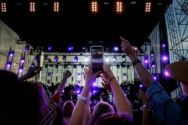 Трансляция концерта в Интернете по мобильному телефону. — стоковое фото