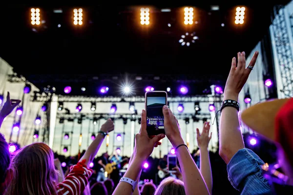 Live-Konzert von Musikshow in soziale Netzwerke streamen. — Stockfoto