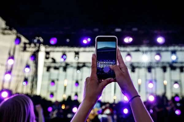 Stream online concerto dal vivo ai social network da spettacolo musicale. — Foto Stock