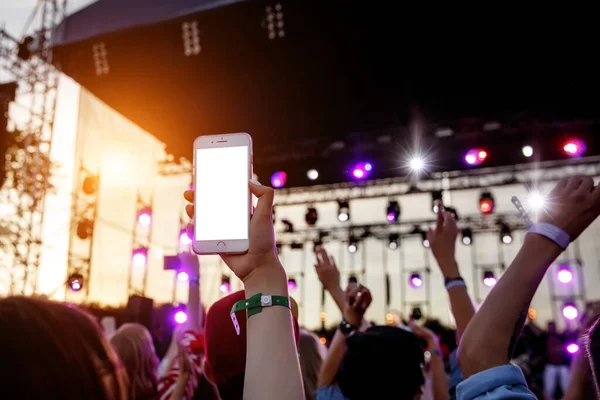 Live stream for social networks at a concert. Using a smartphone camera. — Stock Photo, Image