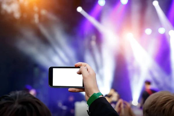 Ζωντανή ροή για κοινωνικά δίκτυα σε μια συναυλία. Χρήση κάμερας smartphone. — Φωτογραφία Αρχείου