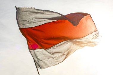 Beyaz kırmızı beyaz bayrak. Tarihsel Beyaz Rusya bayrağı güneşe karşı