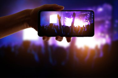 Kalabalık eğleniyor Açık hava Müzik Festivali 'nde, gece vakti