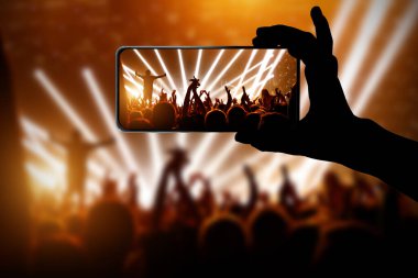 Sanatçı sahnede. Tüm salon müzik programını izliyor..