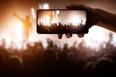 Kalabalık eğleniyor Açık hava Müzik Festivali 'nde, gece vakti
