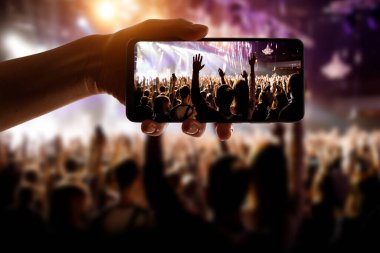 Kalabalık eğleniyor Açık hava Müzik Festivali 'nde, gece vakti