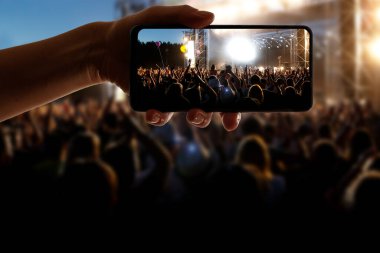 Kalabalık eğleniyor Açık hava Müzik Festivali 'nde, gece vakti