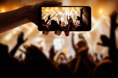 Kalabalık eğleniyor Açık hava Müzik Festivali 'nde, gece vakti