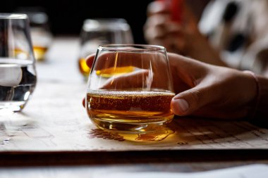 Elinde alkol olan bardak.