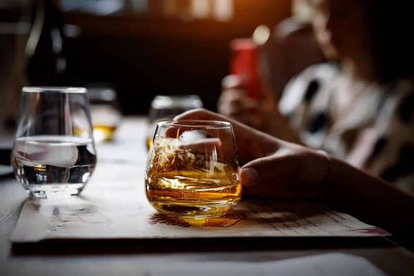 Glas Mit Alkohol Der Hand — Stockfoto