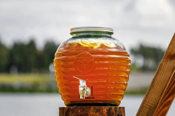 Açık hava partisinde bir sürahi limonata. — Stok fotoğraf