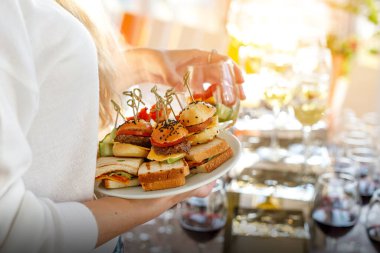 Konuğun elinde farklı atıştırmalıklar var.