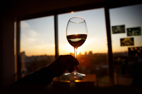 Bicchiere Vino Una Mano Sopra Tramonto — Foto Stock