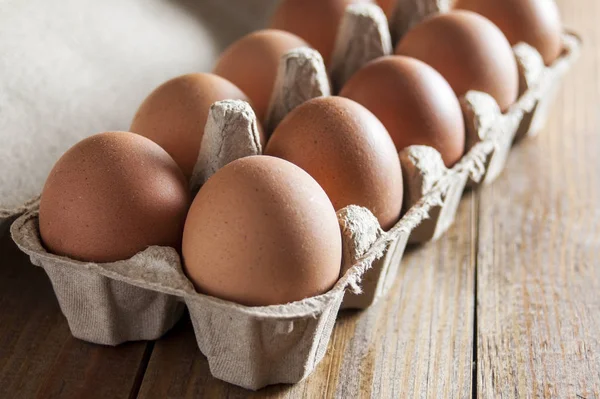 Huevos Grandes Pollo Marrón Caja Cartón Verde Sobre Mesa Madera —  Fotos de Stock