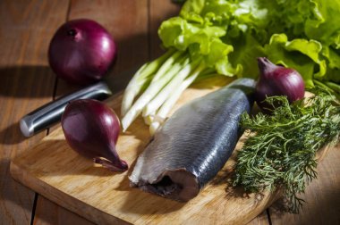Soğan, marul ve dereotu ile ringa balığı filetosu.