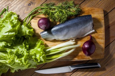 Soğan, marul ve dereotu ile ringa balığı. Yukarıdan görüntülemek.