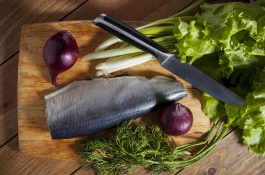 Dereotu, marul ve soğan ile ringa balığı filetosu. Yukarıdan görüntülemek.