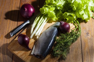 Dereotu, marul ve soğan ile ringa balığı filetosu.