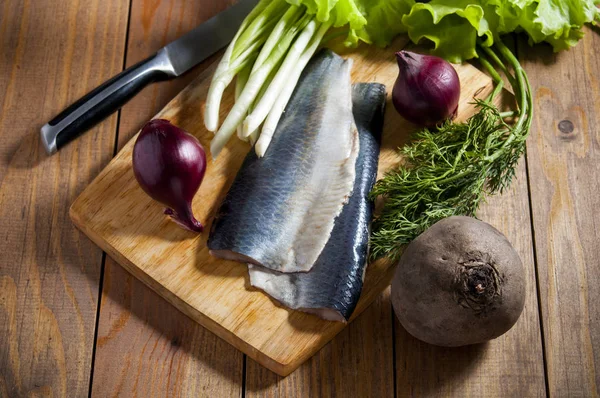 Soğan, marul, dereotu ve pancar ile ringa balığı filetosu.