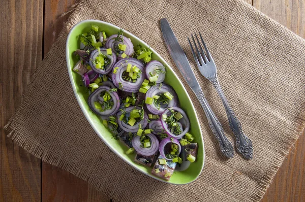 Ringa balığı, kırmızı soğan, dereotu ve Frenk soğanı altında dilim fileto. Yukarıdan görüntülemek.