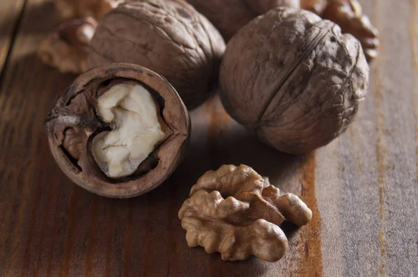 Noix Pelées Décortiquées Table Bois Marron Alimentation Saine Soins Santé — Photo