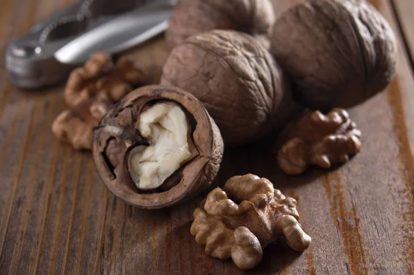 Nueces Peladas Sin Cáscara Fondo Izquierda Hay Cascanueces Fondo Madera — Foto de Stock