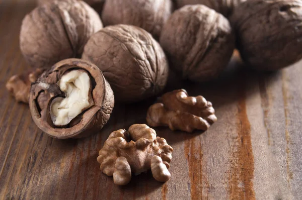 Noci Pelate Guscio Fondo Legno Marrone Nutrizione Sana Assistenza Sanitaria — Foto Stock