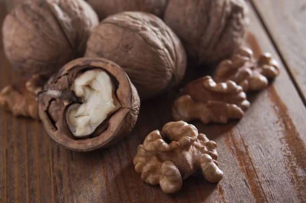 Noci Pelate Guscio Fondo Legno Marrone Nutrizione Sana Assistenza Sanitaria — Foto Stock