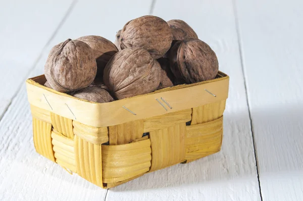 Walnüsse Weidenkorb Auf Weißem Holztisch Gesunde Ernährung Und Gesundheitsfürsorge — Stockfoto