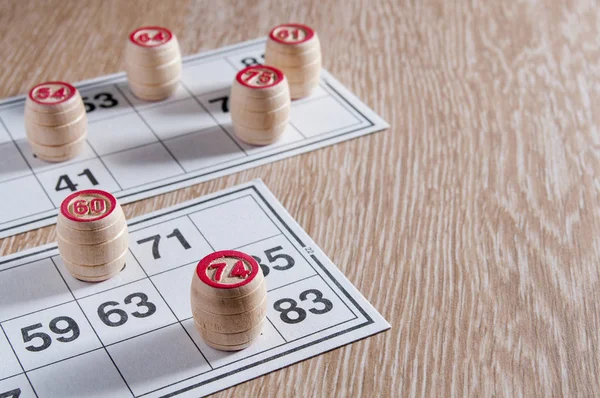 Loto jogo de tabuleiro. Barris de loteria de madeira e duas cartas de jogo para uma loteria de jogo . — Fotografia de Stock