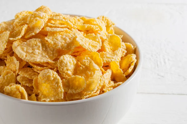 Beyaz tahta bir masada beyaz mısır gevreği kasesi..