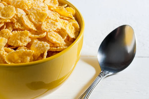 Apelsinskål Med Cornflakes Närheten Finns Metallsked Allt Ligger Ett Vitt — Stockfoto