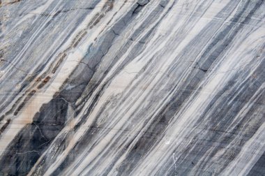 Geçmişi. Terk edilmiş eski bir taş ocağının mermer duvarı.