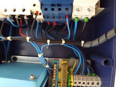 Elektronik bir zamanlayıcı aygıta bir havuz pompası üzerinde kablolama