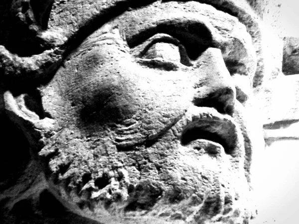 Grotesc Sculptură Faţă Piatră — Fotografie, imagine de stoc