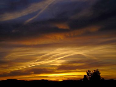 bir bulutlu batışı gökyüzü güneş ışığı renkli mor ve sarı tonlar