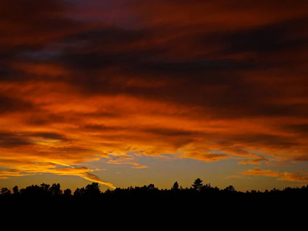 Coucher Soleil Nuageux Orange Bleu Avec Une Campagne Silhouettée Dessous — Photo