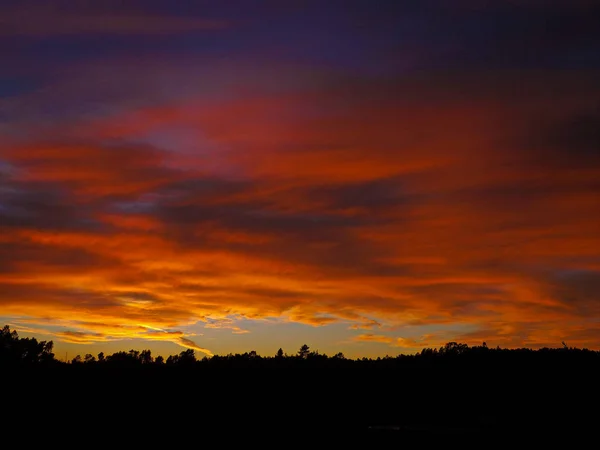 Coucher Soleil Nuageux Orange Bleu Avec Une Campagne Silhouettée Dessous — Photo