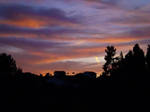 Pôr Sol Roxo Laranja Dramático Destacando Silhueta Campo — Fotografia de Stock